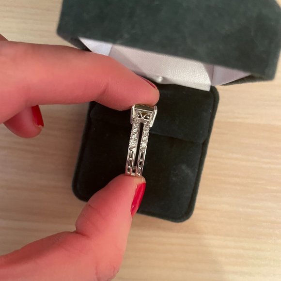 Peridot ring with cubic zirconia set on silver double band - Picture 5 of 6